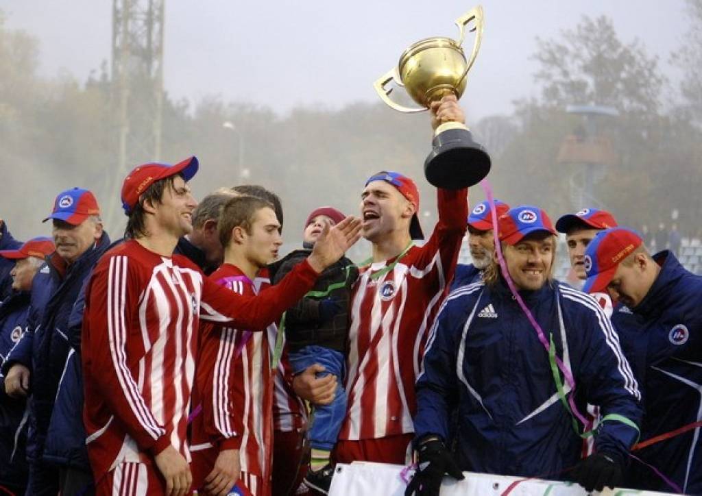 Oskars Kļava ar kausu 2009. gadā pēc Latvijas čempionu titula izcīnīšanas.
Autors: sporto.lv