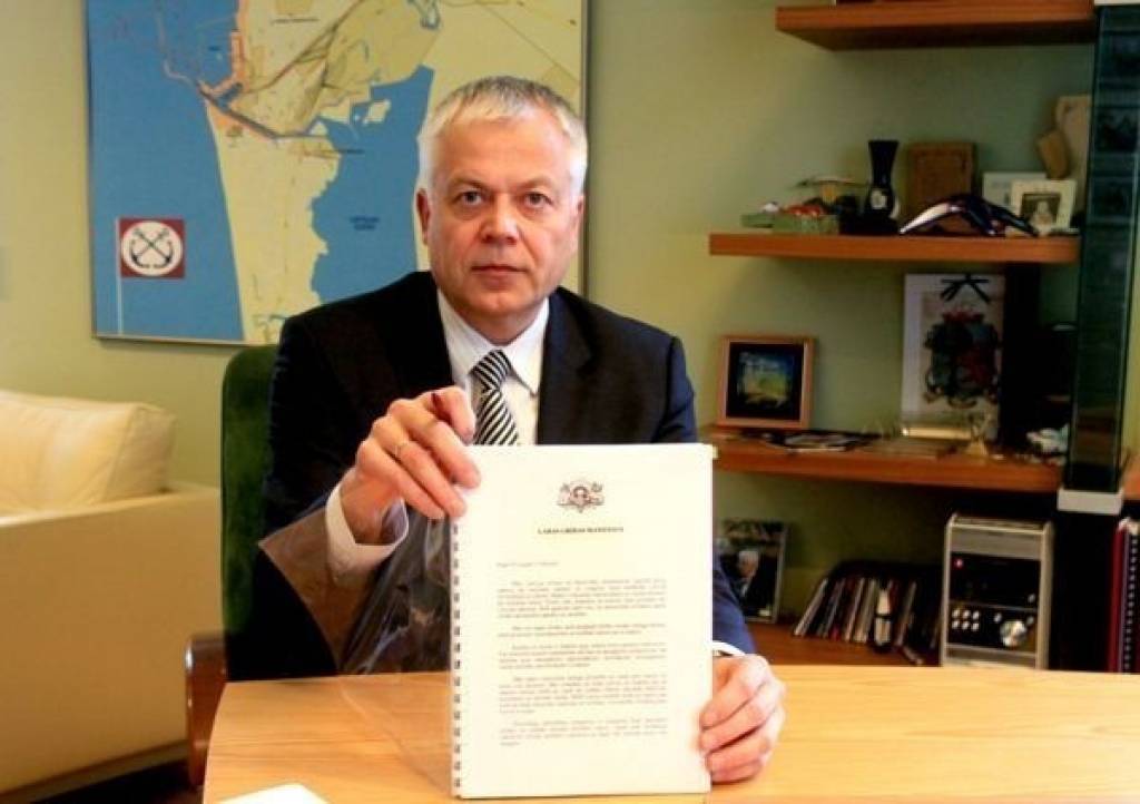 Domes priekšsēdētājs Uldis Sesks aicina liepājniekus parakstīties zem Labas gribas manifesta.
Autors: Valerijs Liepa