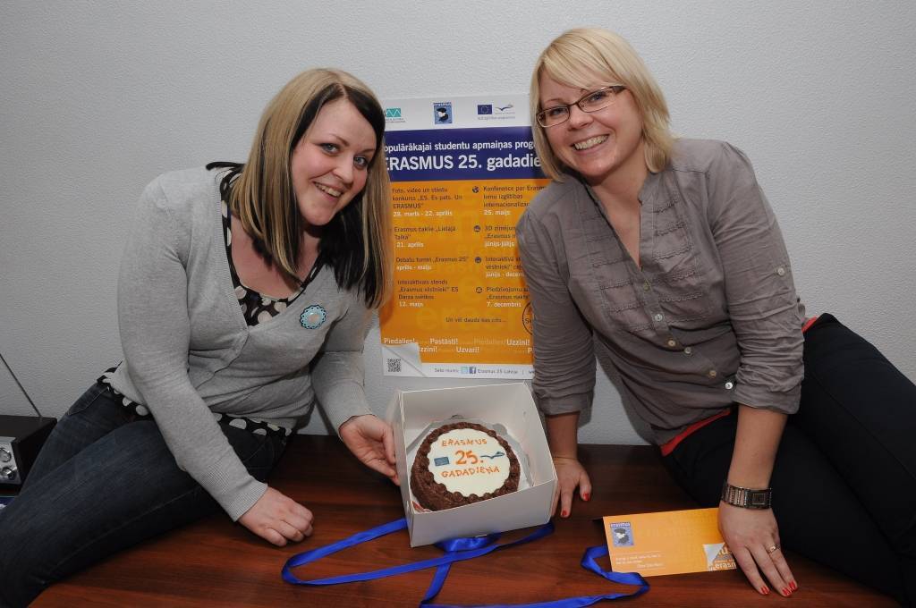 Ar svētku torti Liepājas Universitātes Ārzemju sakaru daļas referente Egita Želve (no kreisās) un vadītāja Agita Auza.
Autors: LiepU-twitter