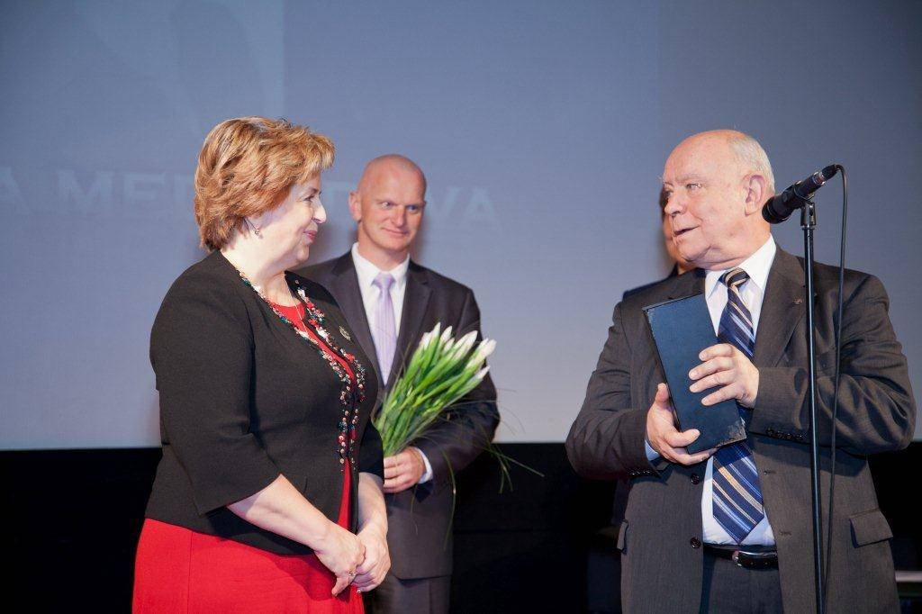 Balvu Larisai Medvedevai pasniedz AT priekssedetaja vietnieks Gunārs Aigars un Tieslietu ministrs Gaidis Bērziņš.
Autors: Publicitātes foto