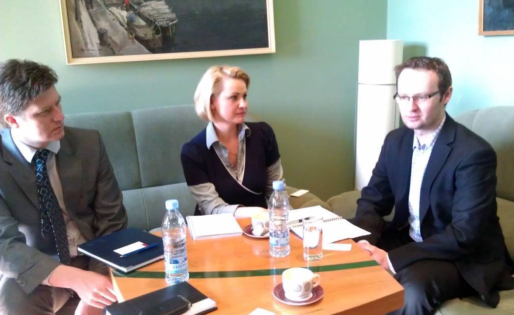 No kreisās: Vilnis Vitkovskis, Ieva Jākobsone un Gatis Ginters.
Autors: Aigars Štāls