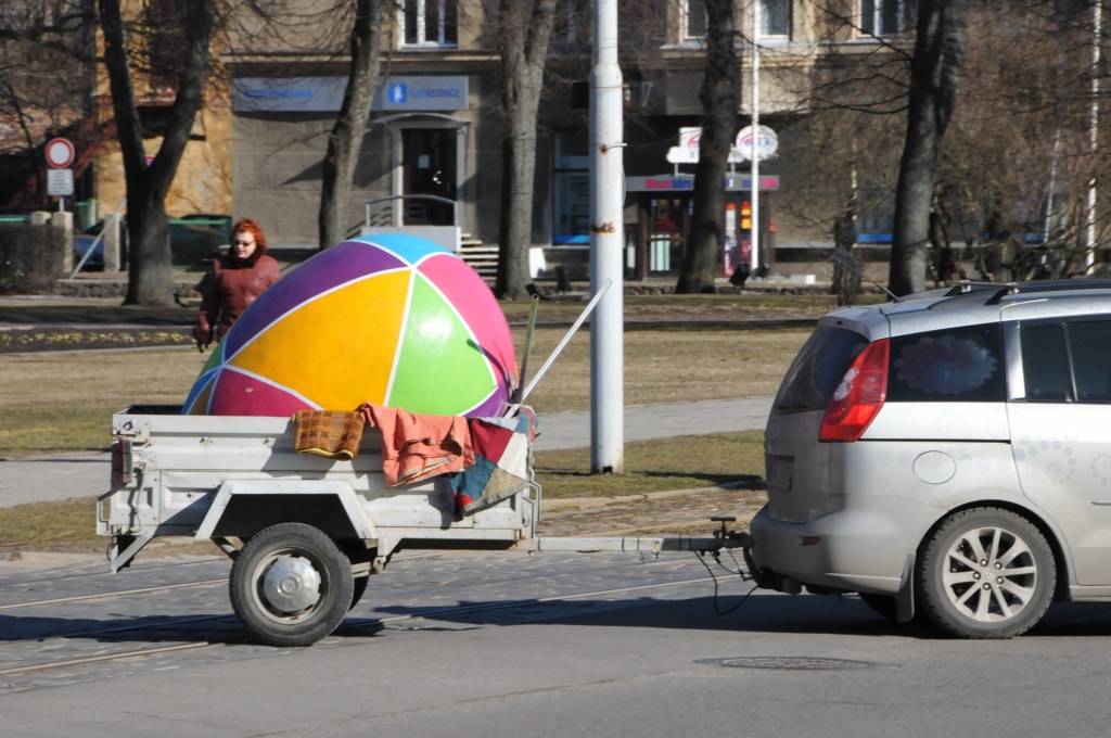 Jau mazāk nekā divas nedēļas atlikušas līdz Lieldienām, kas šogad būs 8. un 9. aprīlī. Liepājā no šīs nedēļas sāk uzstādīt svētku rotājumus. Pirmdienas rītā lielo 