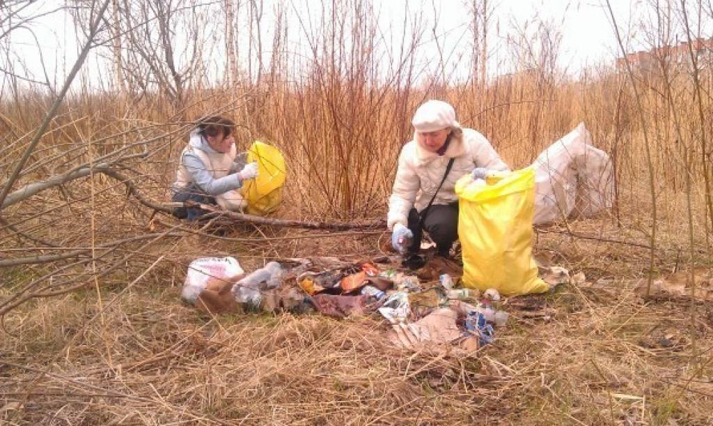 Lielajā talkā piedalījās ar Liepājas domes darbinieki, kuri vāca atkritumus ezermalas pļavās un niedrājos.
Autors: Aigars Štāls