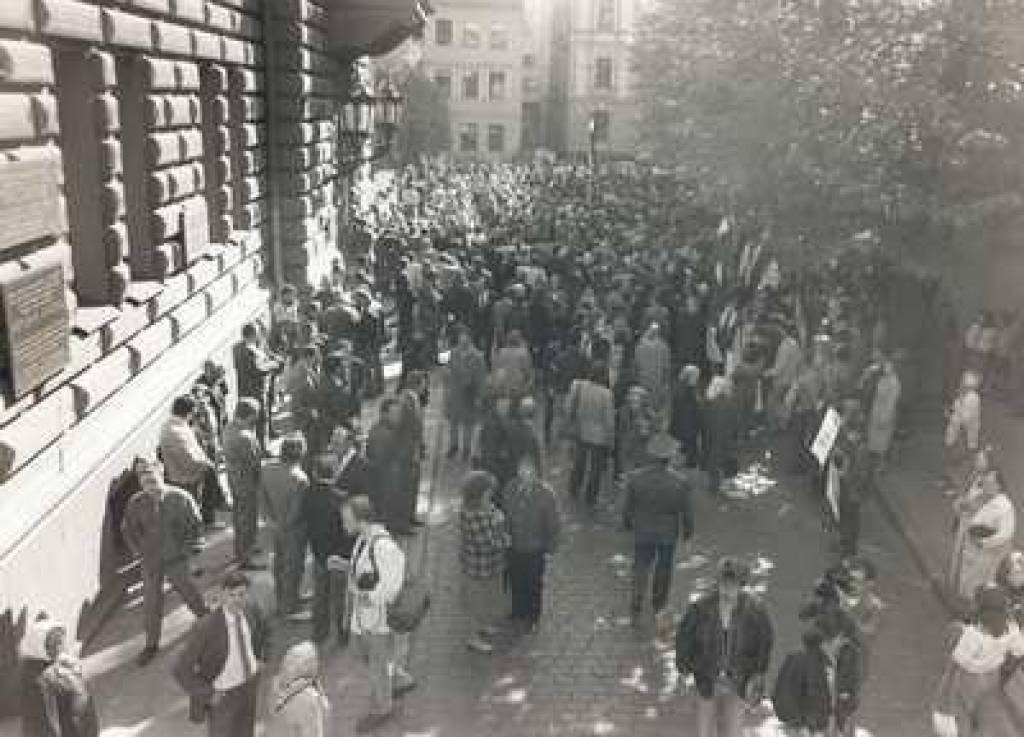 Pie Augstākās Padomes (tagad Saeimas) ēkas 1990. gada 4. maijā.
Autors: Publicitātes foto