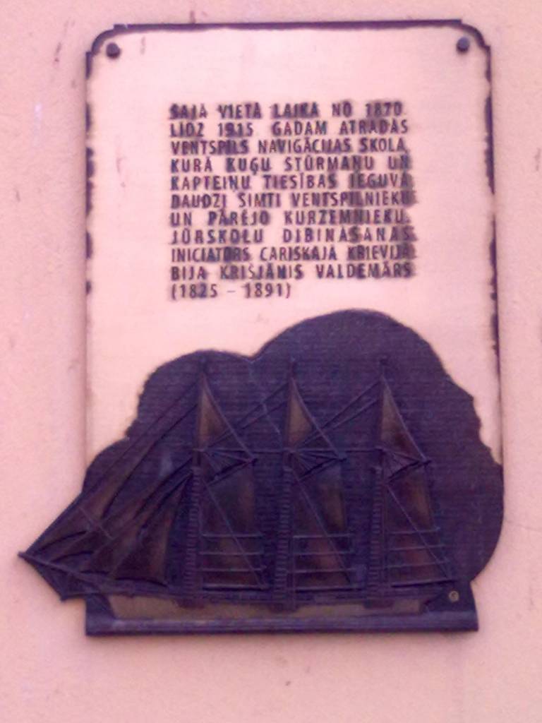 Memoriālā plāksne pie ēkas Pils ielā 11.