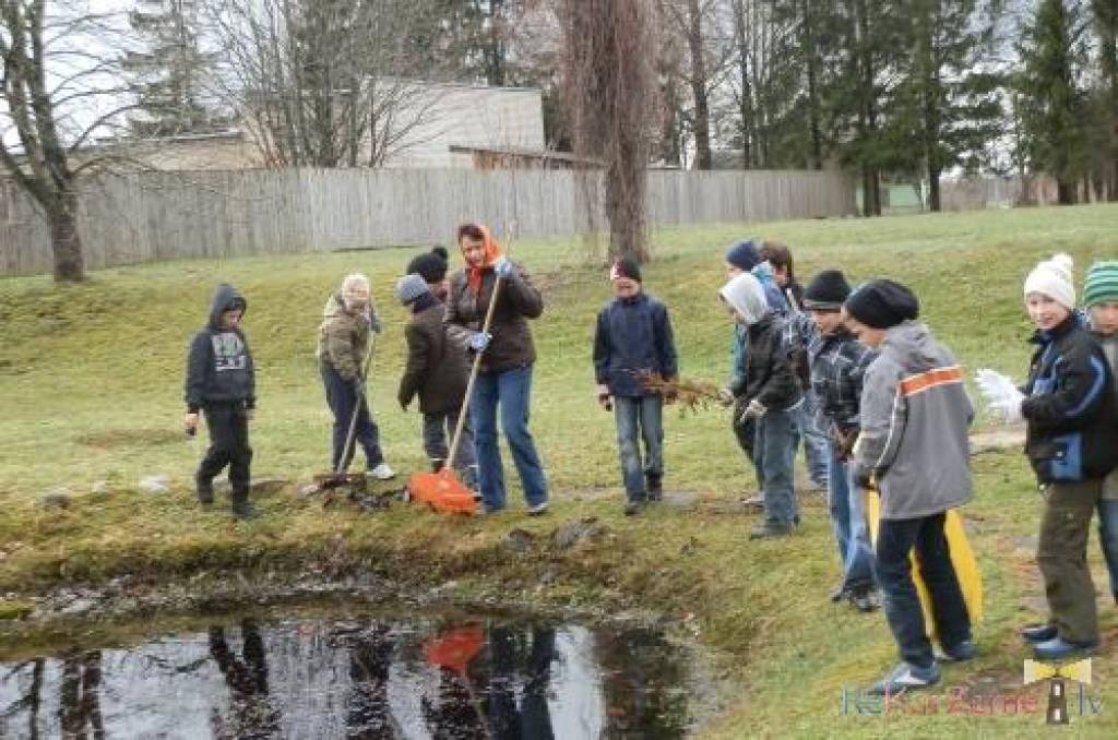 Piektdien, 20. aprīlī, Lielā talka notika Ata Kronvalda Durbes vidusskolā. Skolēni sakopa skolas apkārtni, sporta laukumu un Raiņa ielu.
Autors: ReKurZeme, portāls