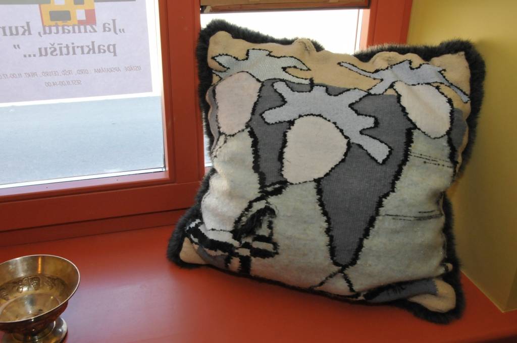 Grobiņā, Zentas Mauriņas piemiņas istabās līdz 21. aprīlim skatāma spilvenu izstāde 