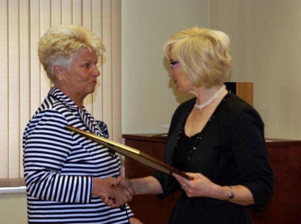 Veselības ministre Ingrīda Circene ministrijas Atzinības rakstu pasniedz Violetai Celmai.
Autors: Veselības ministrija