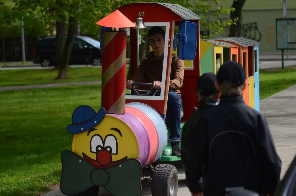 Pa Jūrmalas parku Liepājā vizinās mazs vilcieniņš.
Autors: Uldis Dobelis
