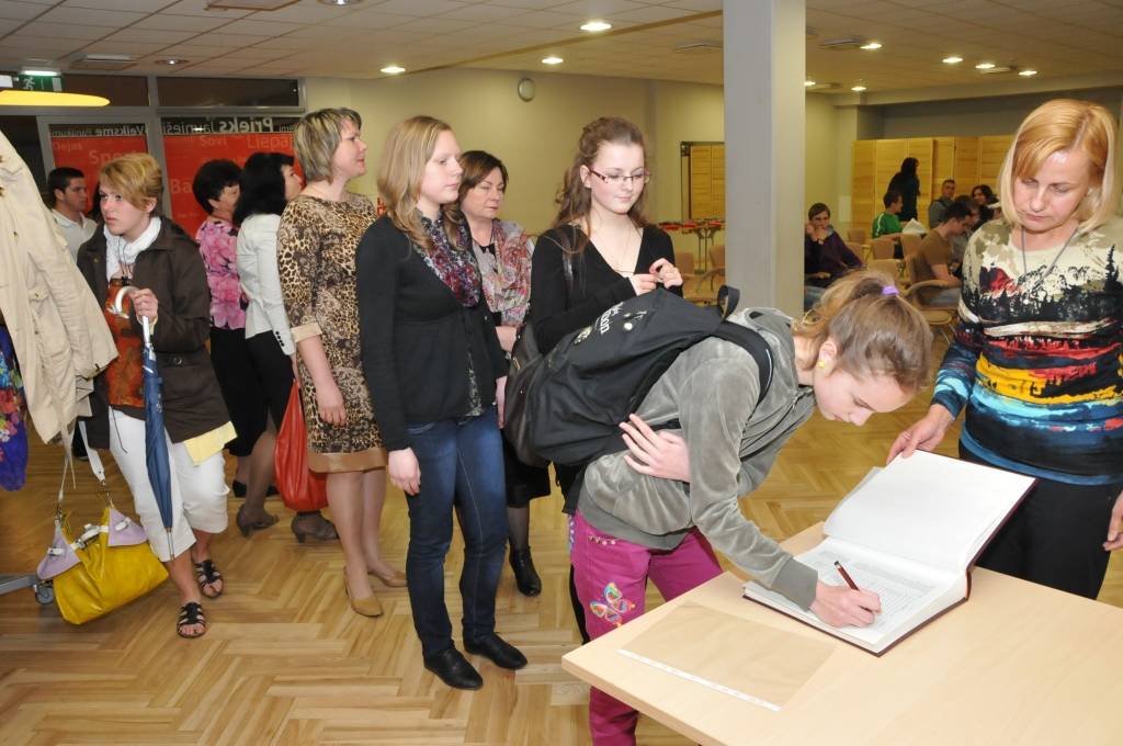 Trešdien, 16. maijā, Liepājas Olimpiskā centra telpās Draudzīgā Aicinājuma Liepājas pilsētas 5. vidusskolas kolektīvs parakstījās jaunajā skolas Goda grāmatā, kas iedibināta kā jauna tradīcija.

Jau ziņojām, ka pavisam nesen skolā tika...
Autors: ReKurZeme, portāls