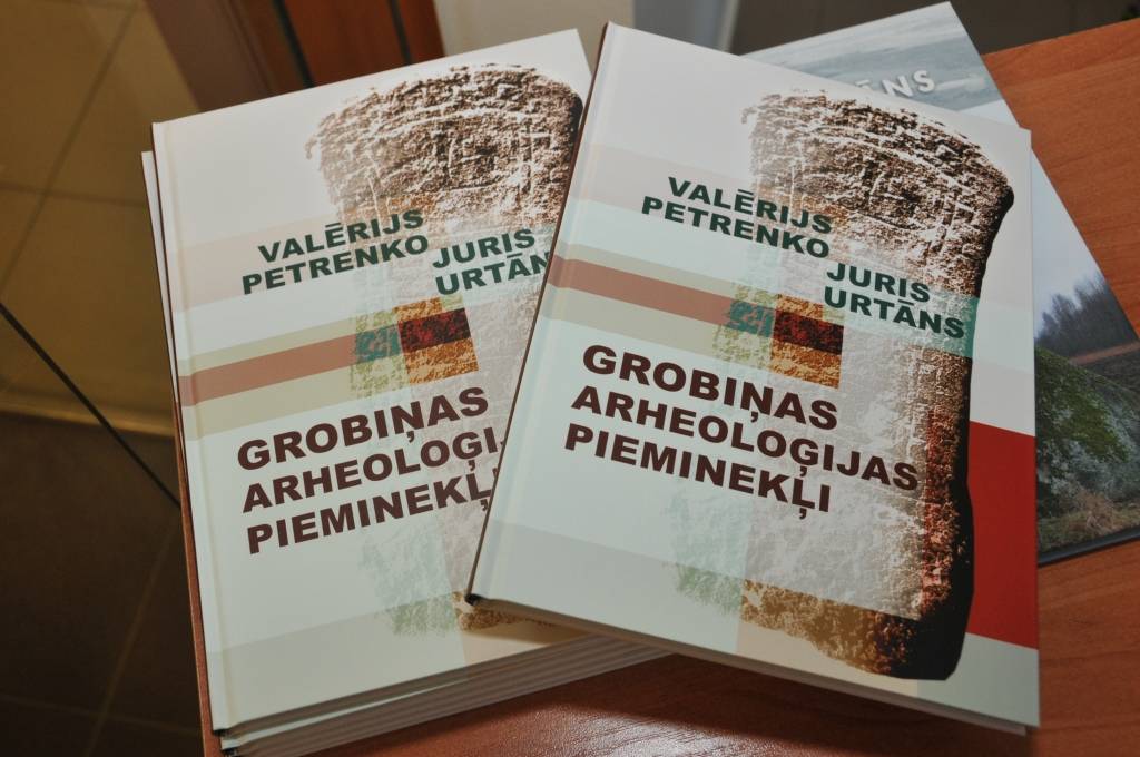 Grobiņas pilsētas bibliotēkā 9. maijā atvēra Valērija Petrenko un Jura Urtāna grāmatu 