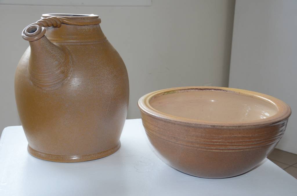 Grobiņas pilsētas bibliotēkā līdz 29. jūnijam apskatāma Valda Spridzāna un Agneses Spridzānes darbu izstāde 