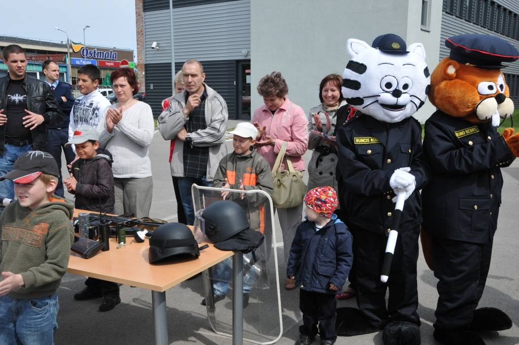Piektdien, 1. jūnijā - Starptautiskajā bērnu tiesību aizsardzības dienā - pirmo reizi Valsts policijas Kurzemes reģiona pārvalde sarīkoja Atvērto durvju dienu visai ģimenei. Interesenti varēja doties ekskursijā pa policijas ēku, pagalmā...
Autors: Ilze Vainovska