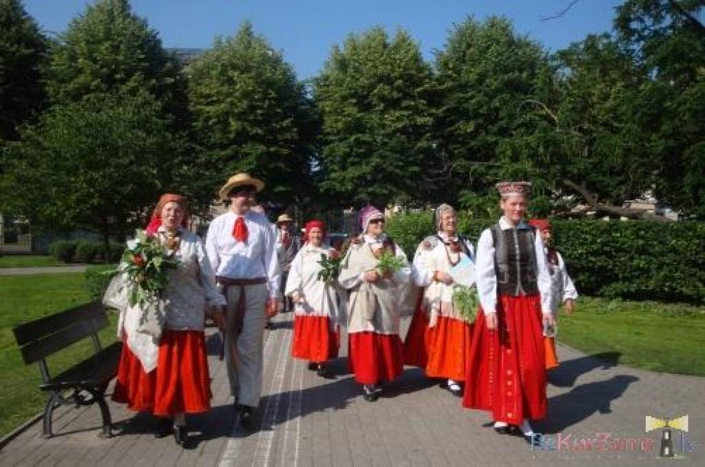 Nīcenieki tā domāja - bez maizītes neiztikt, lai tie gāja kur iedami - sav maizīti un, protams, -arī dziesmu līdzi jēma...

Starptautiskajā folkloras festivālā 
