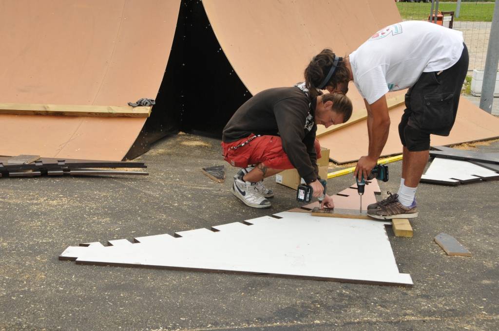 Liepājā finiša taisnē ievirzījušies darbi skeitparka laukuma atjaunošanā Jūrmalas parkā.

Sākusies rampu uzstādīšana, tās tiks nodrošinātas ar ventilācijas kanāliem, kā rezultātā tās skeitparkā varēs atrasties arī rudenī un ziemā. Plānots,...
Autors: ReKurZeme, portāls
