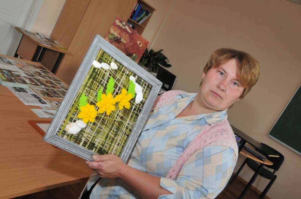 Kazdandzniece Sandra Krūmiņa aizrāvusies ar rokdarbiem pati, un ierāda šo māku arī citiem. Galerijā skatāmi viņas pašas, kā arī lielu un mazu kazdandznieku rokdarbi. Par Sandru lasiet šonedēļ laikrakstā “Kursas Laiks”. 

Autors: ReKurZeme, portāls