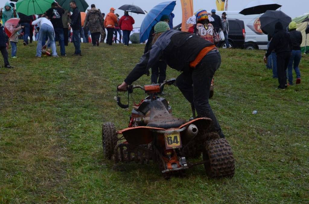 Kvadru ar nolūzušo riteni palīdz aizstumt Kārļa tēvs Mārtiņš Meldrājs.
Autors: Uldis Dobelis
