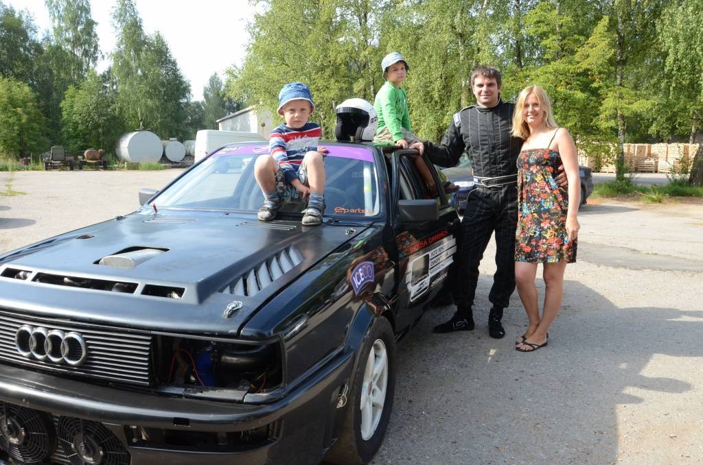 28 gadus vecā Liepājas dragreisista Ingusa Ozoliņa – Peses lielākie fani un atbalstītāji sacensībās ir viņa ģimene. Puikas Matīss (pa kreisi) un Markuss skrien gar trases malu un sauc: “Tēti, tēti”, bet sieva Ineta regulē vīra trauksmi pirms starta.
Autors: Uldis Dobelis