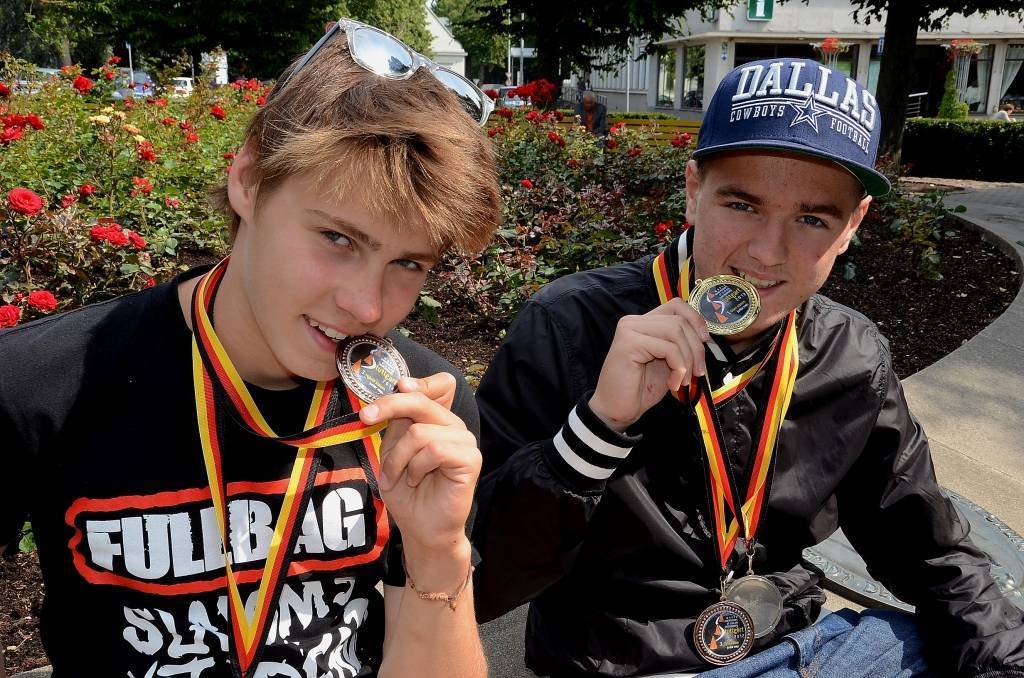 Liepājnieki Toms Dreiblats (pa kreisi) un Edijs Jermačenko šogad pasaules čempionātā skeitborda slalomā iespaidīgi startēja junioru konkurencē un mājup no Štutgartes pārveda medaļas.
Autors: Uldis Dobelis