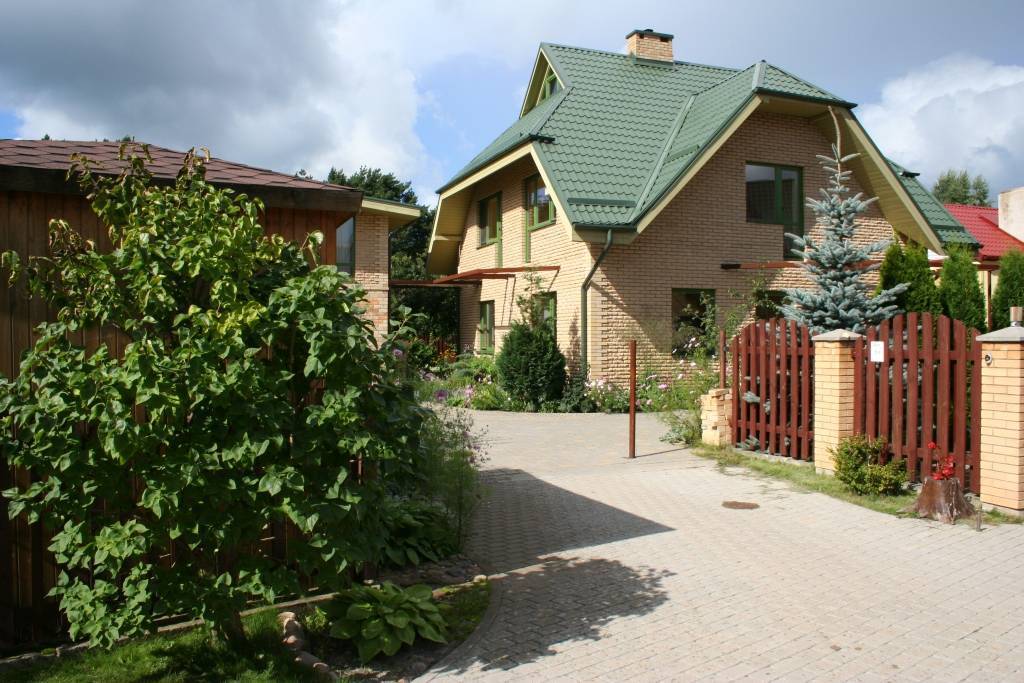 2011. gadā konkursa žūrijas atzinību izpelnījās vienlaikus vairākas Svētes ielas mājas, jo to kaimiņi ir spējuši atrast kopīgu valodu un sadarboties, lai sakoptu ielas vidi kopumā.
Autors: Aigars Štāls