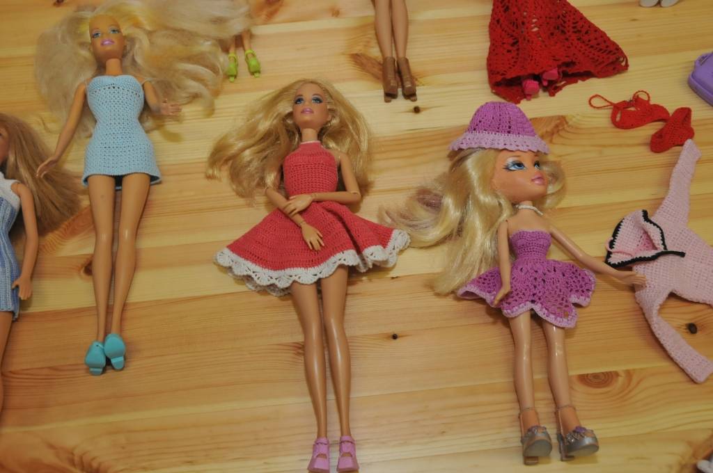 Bunkas pagasta bibliotēkā skatāma neparasta rokdarbu izstāde. Visdažādāko modeļu tamborētos un adītos tērpos ir sapostas lelles. 

Miniatūro tērpu autore ir Inga Jonušiene, bijusī Bunkas pagasta iedzīvotāja, kura tagad mīt Palangā. Viņa...
Autors: ReKurZeme, portāls