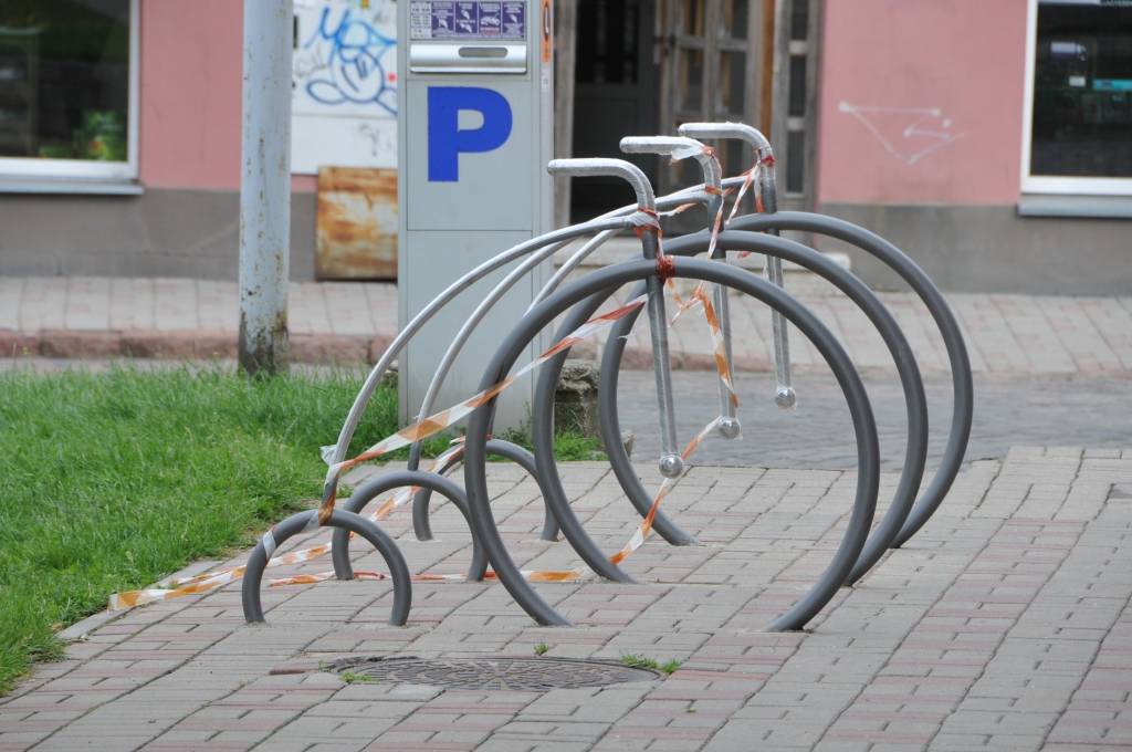Šovasar pilsētā uzstādītas jaunas, īpaša dizaina velonovietnes, kuru idejas autors ir mākslinieks Reinis Kuncītis. Velonovietnes, kas veidotas kā velosipēda priekšējā daļa – ar stūri, riteni un citām detaļām, ir aizsargātas ar...
Autors: ReKurZeme, portāls