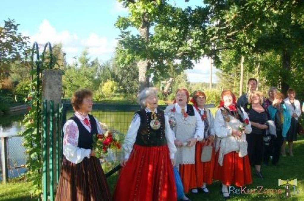 Piektdienas rīts atausa lietains un nemīlīgs...Bauskas novada kultūras dabinieki bija ceļā uz Liepāju. Mans uzdevums bija sagaidīt viesus ap pus pieciem pie teātra. Cerēju, ka sagaidīsim  labu laiku un jauku tikšanos. Patiesi, laiks...
Autors: ReKurZeme, portāls