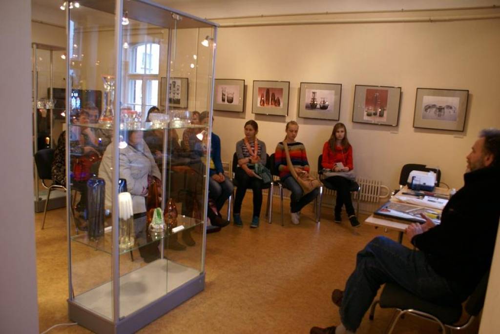 Ceturtdien, 4. oktobrī, Liepājas muzejā K. Ukstiņa ielā 7/9 ikviens interesents bija aicināts uz tikšanos ar mākslinieku Herbertu Erbu. Mākslinieks dalījās  savos amata noslēpumos un pasākumā notika vitrāžas izgatavošanas...
Autors: ReKurZeme, portāls