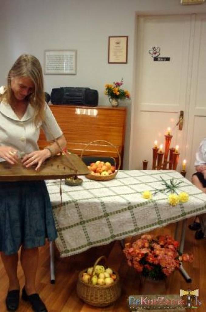 Liepājā Vācu biedrības namā trešdienas pievakarē sarīkojumā pulcējās Ainas Treimanes vadītā Jaunliepājas senioru kluba 