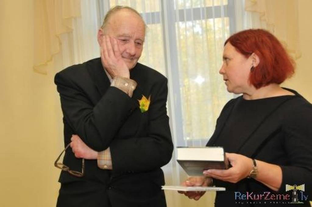 Edvīns Tauriņš savā jubilejas pasākumā kopā ar rakstnieci Sandru Vensko.
Autors: Dainis Ģelzis