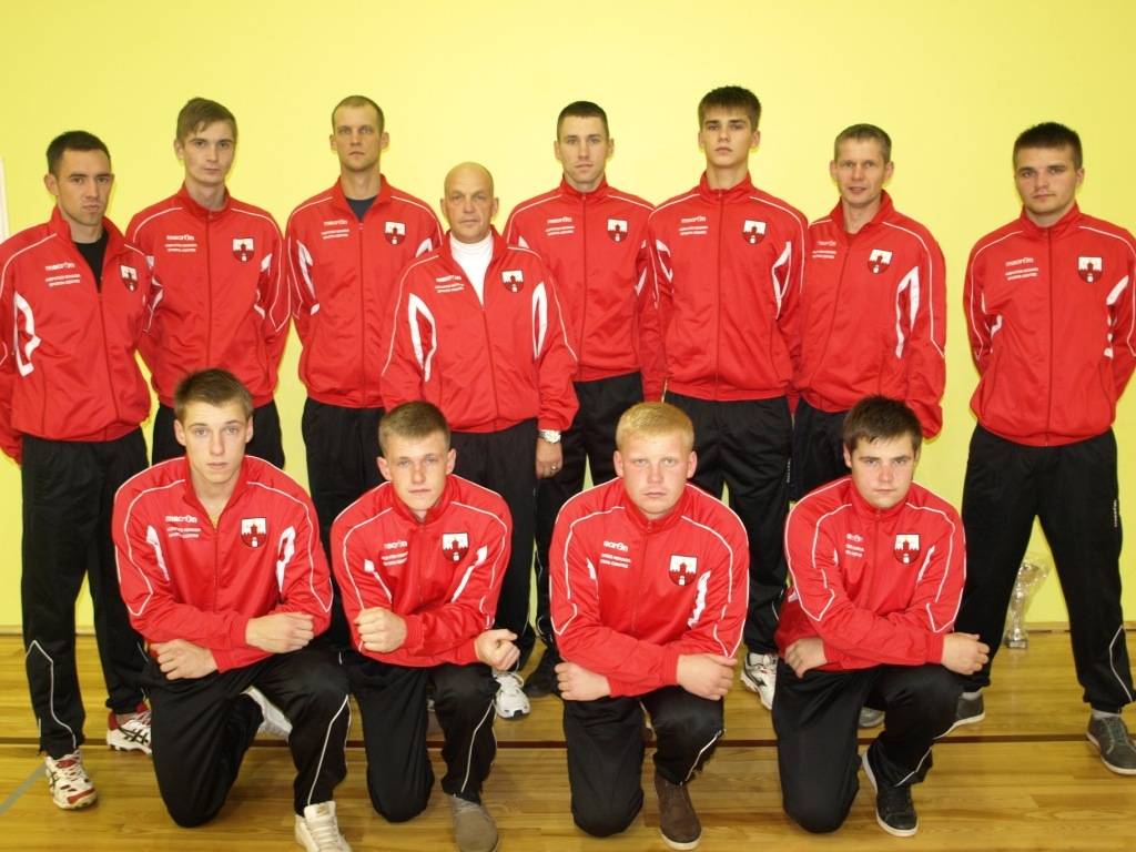 1 rindā no kreisās: Sandris Štāls, Kristaps Bergs, Edgars Levics, Kārlis Krauze;  2 rindā no kreisās: Gints Sedols, Renārs Zemturis, Zintis Ronis, treneris Māris Zankovskis, Mārtiņš Grundmanis, Armīns Eversons, Juris Plamše, Rudolfs Milzarājs.
Autors: Publicitātes foto