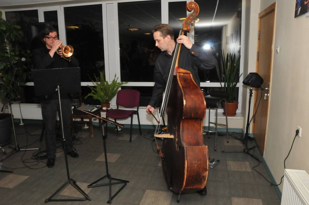 Gaidot jauno koncertzāli, kas tik drīz vēl gatava netaps, Liepājas Simfoniskais orķestris  nolēma padarīt skaistāku savu tagadējo mājvietu ar jaunām, krāsainām bildēm no dažu pēdējo gadu koncertdzīves un ikdienas. Par godu šim pasākumam...
Autors: ReKurZeme, portāls