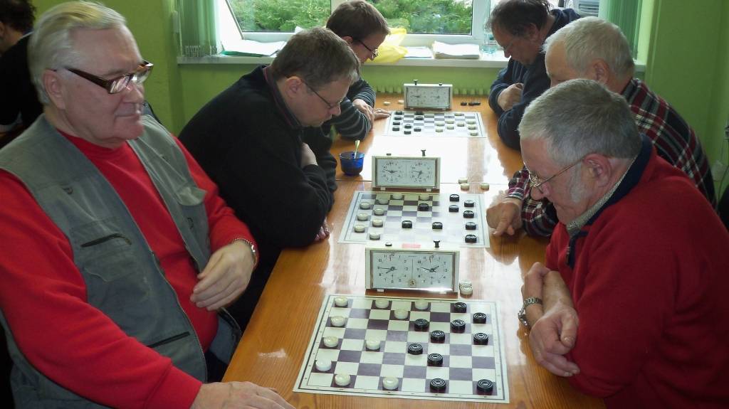 Ar Liepājas meistarkandidāta Andra Lasmaņa uzvaru noslēdzās Aizputes novada atklātās meistarsacīkstes dambretē. Piedāvājam kuldīdznieka Jāņa Rūtiņa, kurš ieguva otro vietu, fotogrāfijas no sacensībām.
Autors: ReKurZeme, portāls