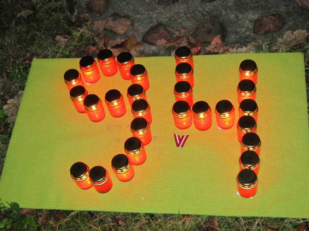 Kalētos jau 25 gadu pēc kārtas 18. novembrī notika Svētbrīdis pie Ozola. Pirms tiek aizdegts ugunskurs,Kalētu pamatskolas logosjaunsargi aizdedzina svecītes. Pēc tam visi pa Gaismas ceļu dodas pie Ozola,kur notiek pasākums. Pasākumā tiek...
Autors: ReKurZeme, portāls