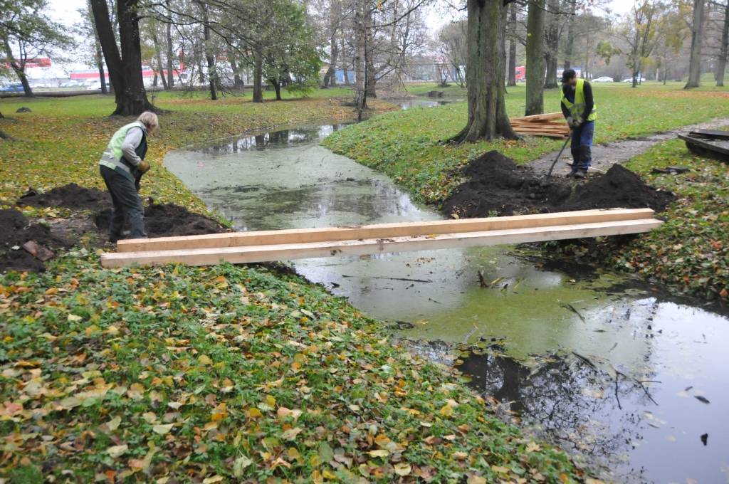 Liepājas Raiņa parkā, īstenojot labiekārtošanas darbus, top vairākas laipas pāri parkā esošajiem grāvjiem. Līdz šim gatavas jau trīs, 2. novembrī tapa ceturtā.
Autors: ReKurZeme, portāls
