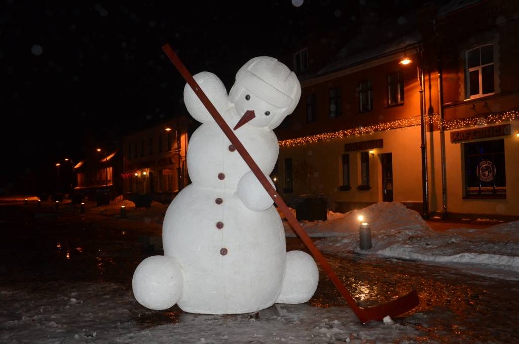 Arī šoziem dobelniekus un pilsētas viesus Dobeles vēsturiskajā tirgus laukumā un citviet pilsētā priecē sniegavīri. Tie Dobelē skatāmi visas ziemas garumā. Kopumā pilsētā skatāmi aptuveni 40 sniegavīri.
Autors: Uldis Dobelis