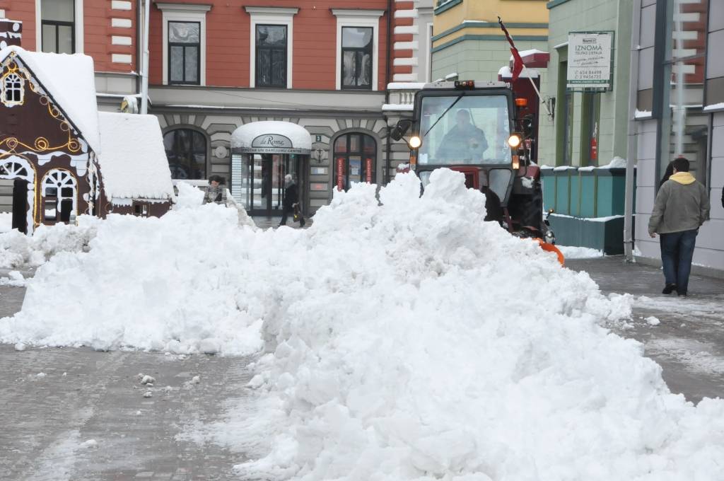 Pirmdien, 3. decembrī, Liepājā uzsnigusi bieza sniega kārta, radot grūtības gājējiem un autobraucējiem. Taču, ziemas prieku baudītāji tagad var ļauties iemīļotajām nodarbēm.
Autors: ReKurZeme, portāls