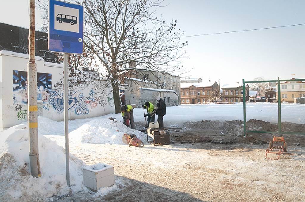 Jaunās autobusu pieturvietas nojumes uzstādīšana Siena tirgū.
Autors: Aigars Prūsis