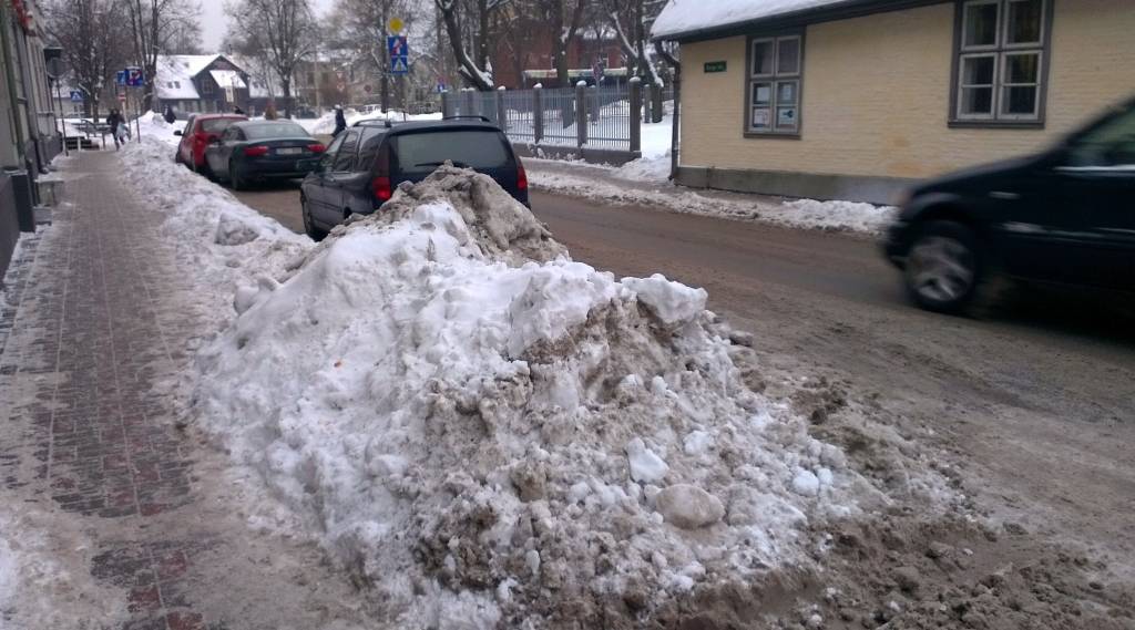 Sniega kaudze Kungu ielā. Arī šajā ielas posmā šonakt strādās tehnika.
Autors: Aigars Štāls