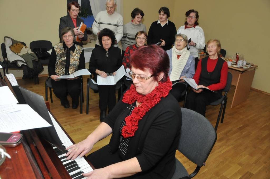 Ideja par senioru ansambļa dibināšanu kapsēdnieces Veltas Šķēdnieces galvā mitusi jau vairākus gadus – kad vēl darbojies sieviešu klubs 