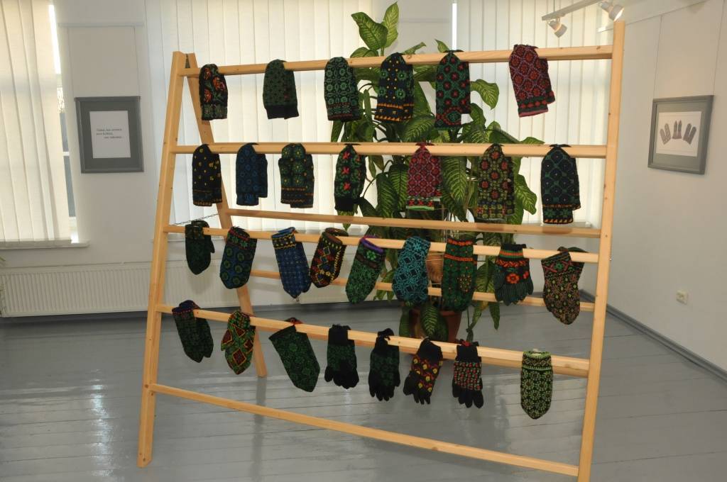 Aizputes novadpētniecības muzeja izstāžu zālē līdz 12. februārim skatāmas Arnolda Aigara fotogrāfijas un rucavnieču adījumi izstādē 