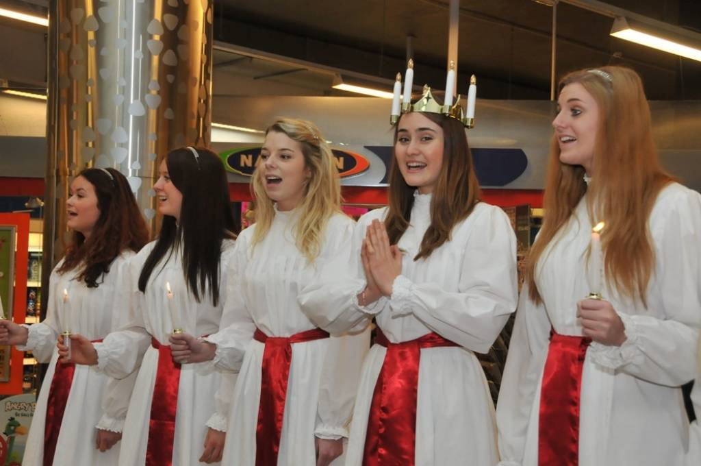 12. janvārī Liepājā, TC XL SALA, notika Zviedrijas pilsētas Helsingborgas dziedošo Lūciju koncerts. 

Aizvadītajās dienās Lūcijas Liepājā sniedza vēl vairākus koncertus.

Dziedošās Lūcijas Liepājā pārstāvēja galvenā Lūcija Maija Grahna,...
Autors: ReKurZeme, portāls