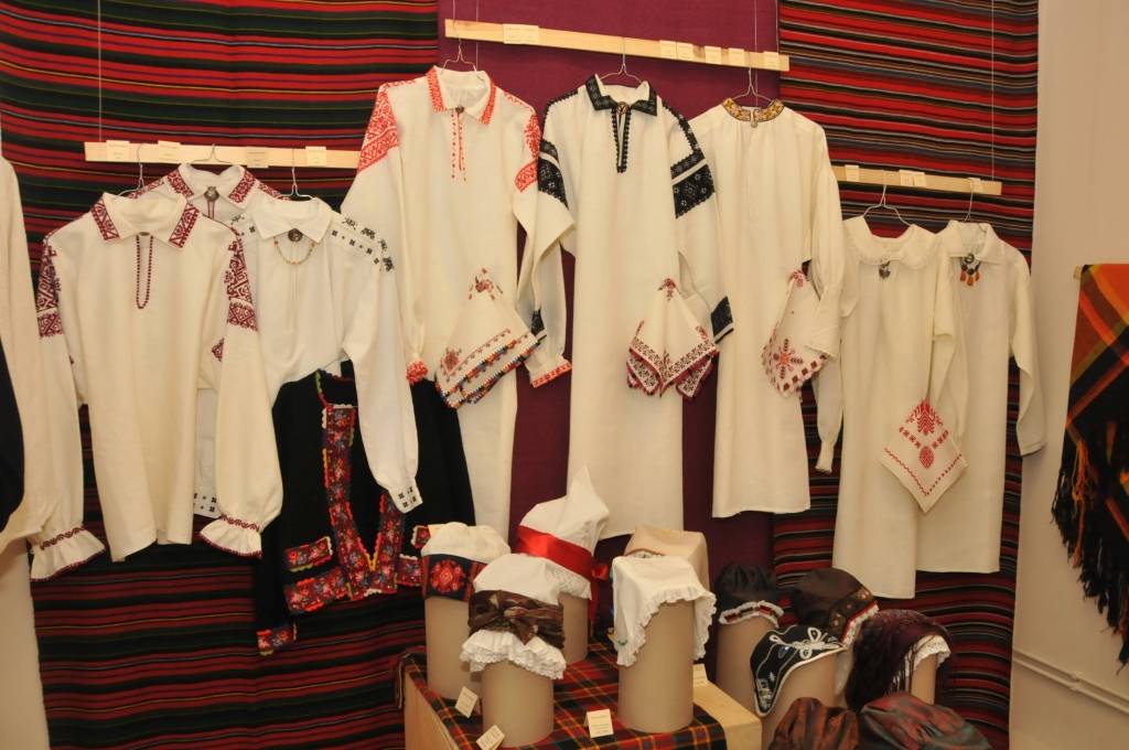 Liepājas muzeja vienā no vēsturiskās ratnīcas telpām atklāta tautas lietišķās mākslas studijas 