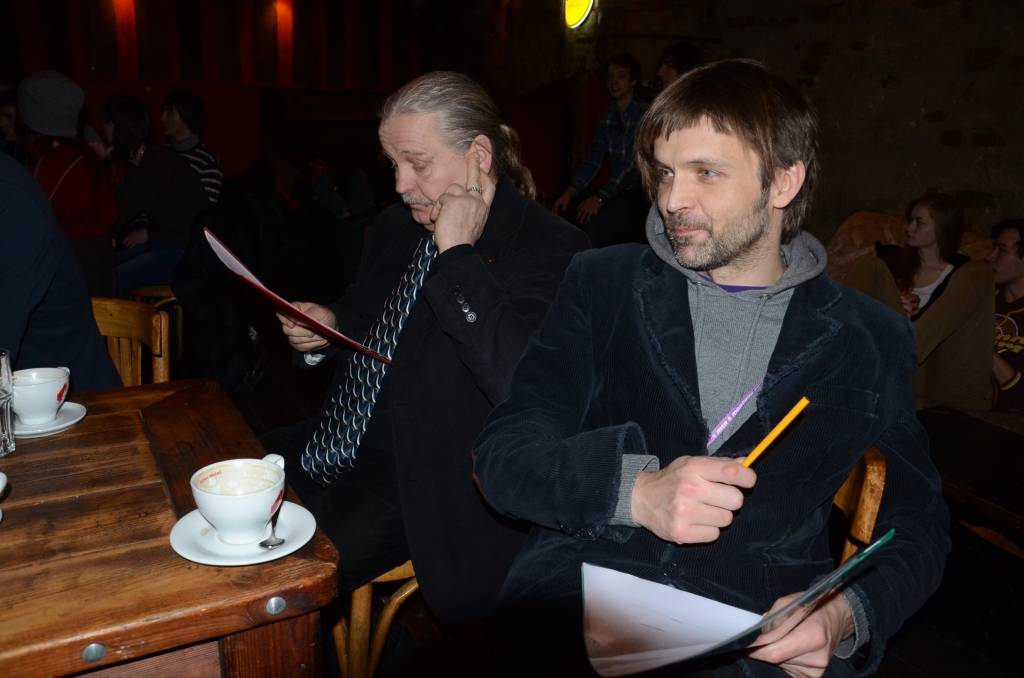 Jānis Enkūzens (priekšplānā) Liepājas jauno grupu konkursa žūrijā.
Autors: Uldis Dobelis