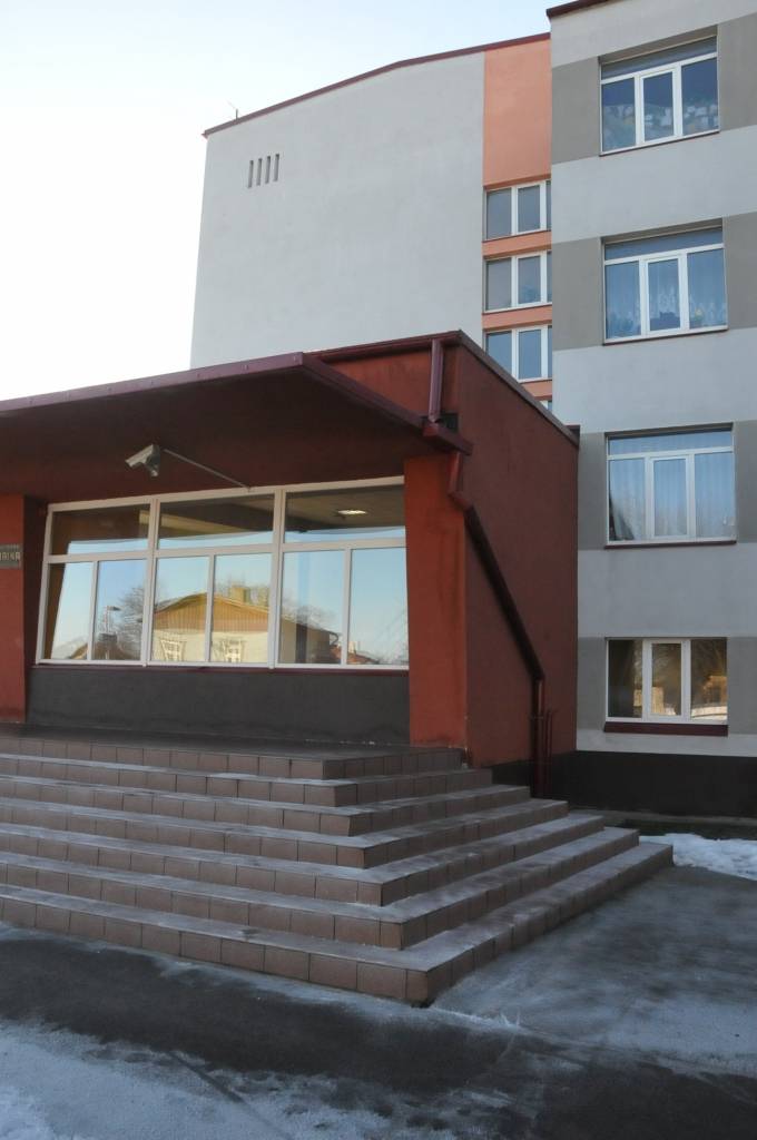 Liepājas Raiņa 6. vidusskolā atklāts atjaunotais vestibils, kurš tagad pārtapis par mājīgu un mūsdienīgu atpūtas vietu. 

Tagad skolēni un pedagogi atkal var izmantot skolas galvenās ieejas durvis, kas uz remonta laiku bija...
Autors: ReKurZeme, portāls