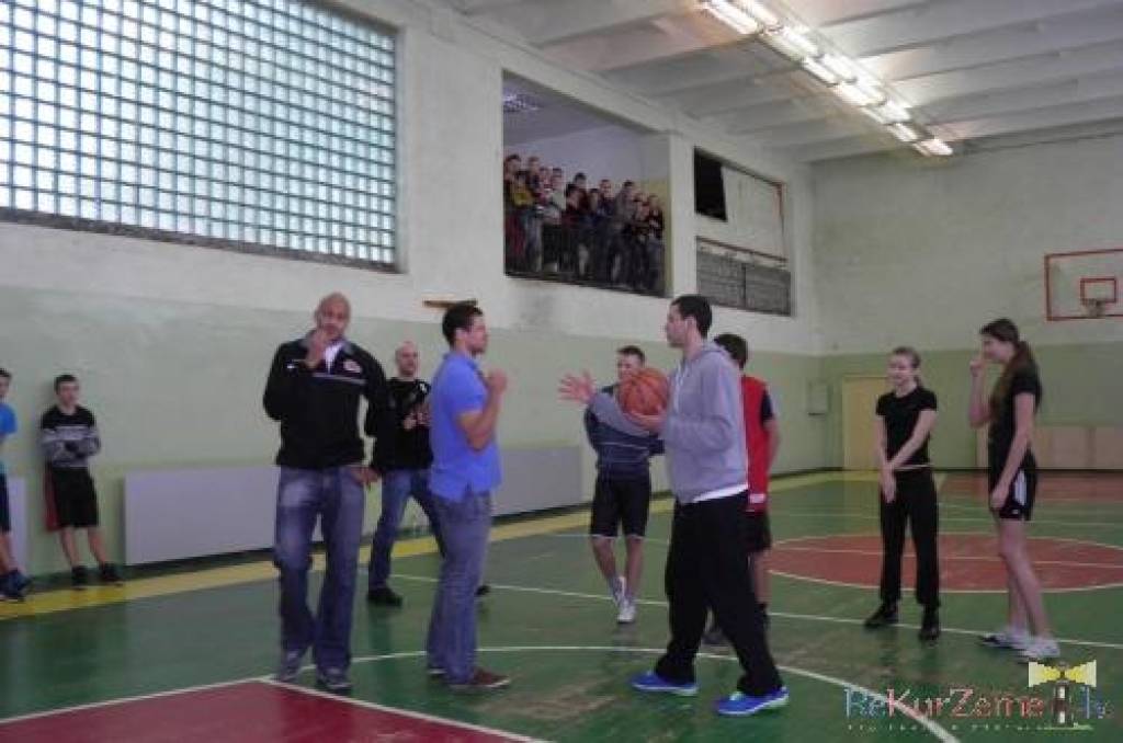 Nīcas vidusskolā jau divas dienas tā īpaši tiek popularizēts basketbols, būtībā -  vispār sportisks, veselīgs un aktīvs dzīvesveids.

21.februārī, izmantojot Latvijas Skolu sporta federācijas piedāvājumu, skolā viesojās basketbolists Kriss...
Autors: ReKurZeme, portāls