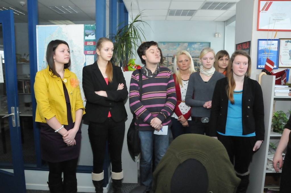 Šodien, 13. februārī, skolēniem tiek dota iespēja iepazīt dzīvi daudzās iestādēs un uzņēmumos. Ēnu diena dod iespēju skolēnam iepazīt kādas noteiktas profesijas ikdienu. Arī 