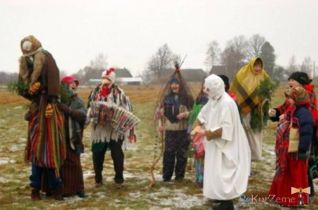 Nīcas tūrisma centra vadītāja Dace Vecbaštika aicināja mūs atzīmēt svinamo Sveču dienu pirmajā februāra sestdienā Bārtas upes krastā. Kamēr karsējās liepziedu tēja, pasākuma dalībnieki Bārtas krastā lēca ķekatās, gāja rotaļās un baudīja...
Autors: ReKurZeme, portāls