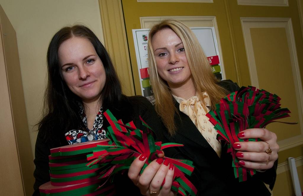 Sabiedrisko attiecību un mārketinga daļas speciāliste Dace Ķēde un praktikante Aija Skiba rūpējas, lai ikviens liepājnieks varētu saņemt savu lentīti.
Autors: Aigars Prūsis