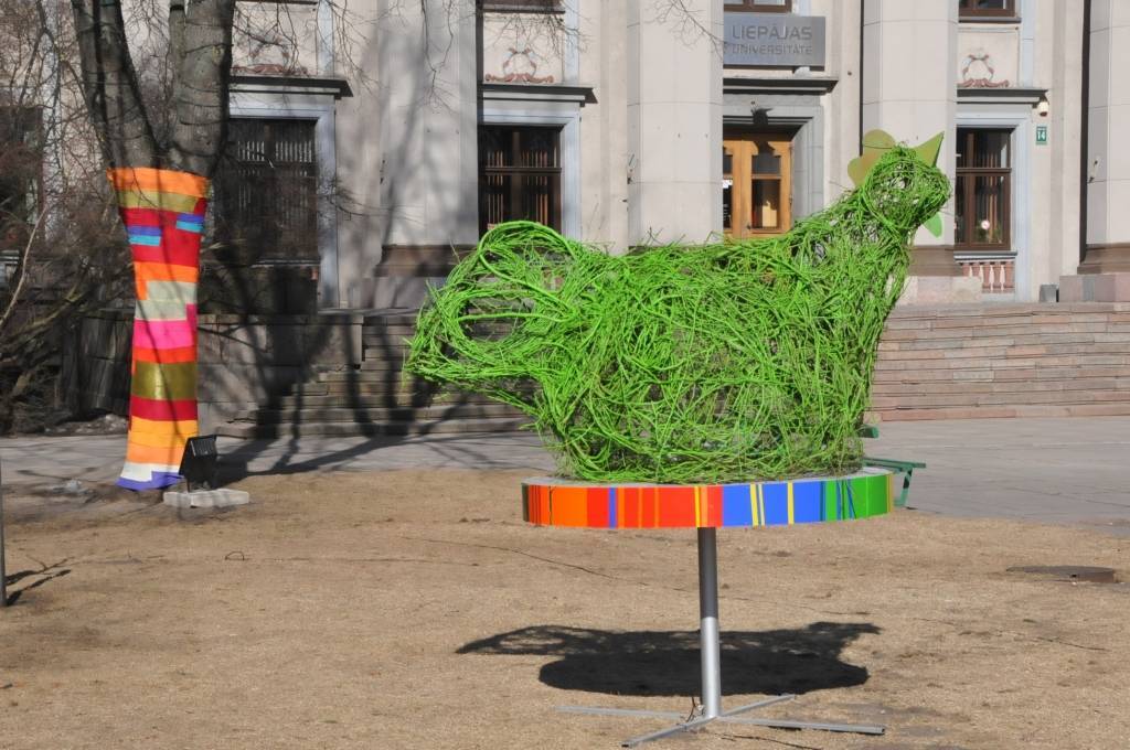 Liepājas centrā jau manāmi simboliski Lieldienu tēli.

Lieldienas šogad atzīmē 31.martā un 1.aprīlī.

„Šopavasar, tāpat kā iepriekšējos gadus, liekot lietā radošo izdomu, ir papildināti esošie rotājumi. Taču, mainot to atrašanās vietu vai...
Autors: ReKurZeme, portāls